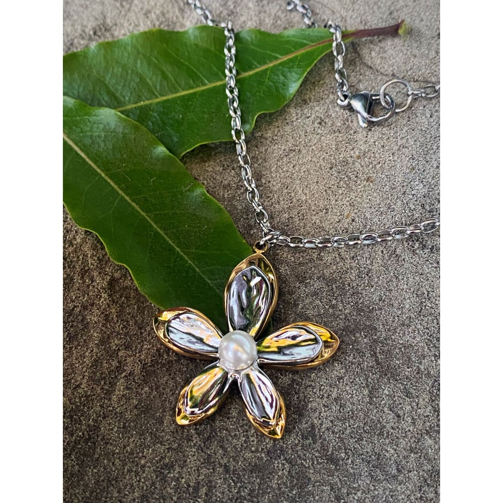 PEARL FLOWER NECKLACE