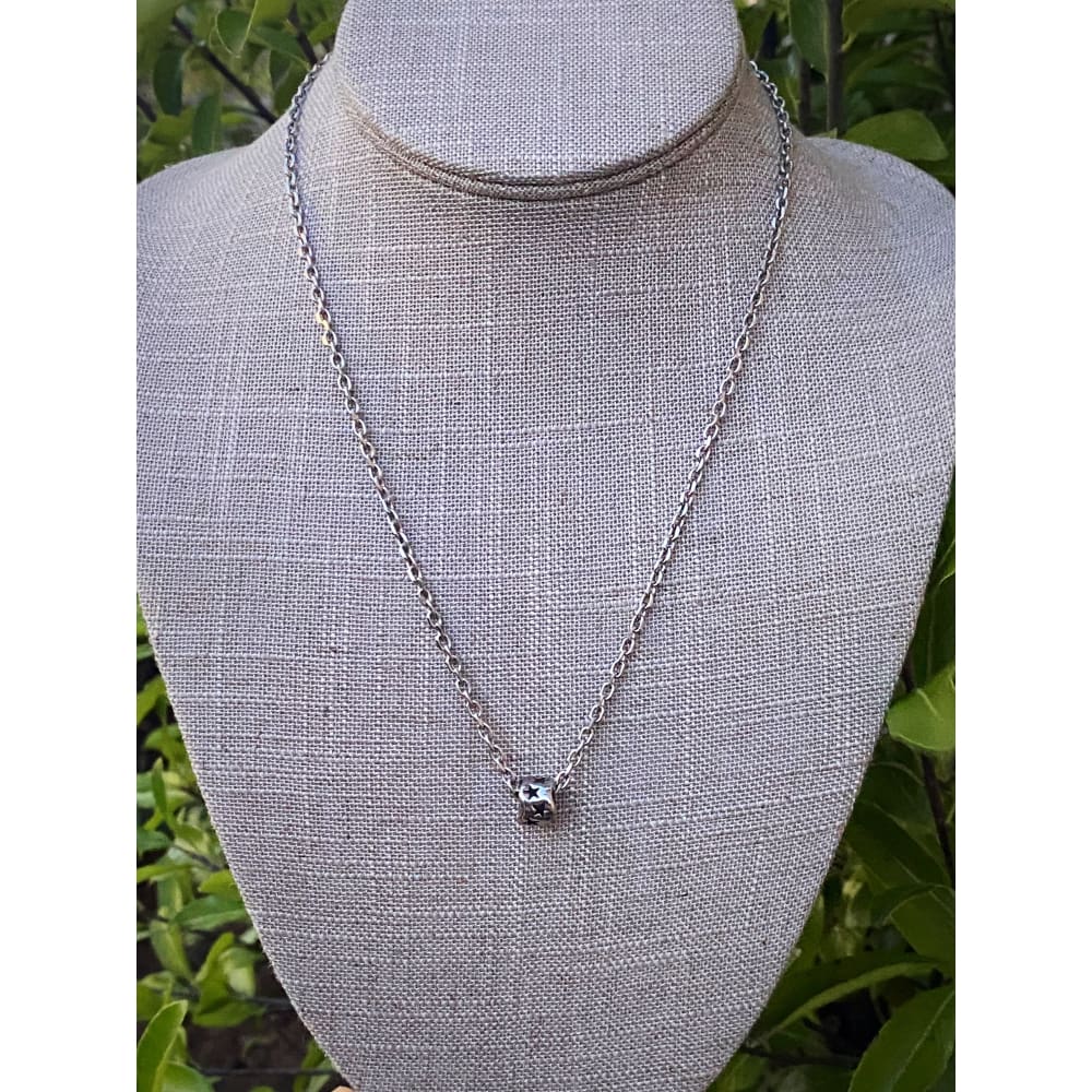 SOLO STAR NECKLACE