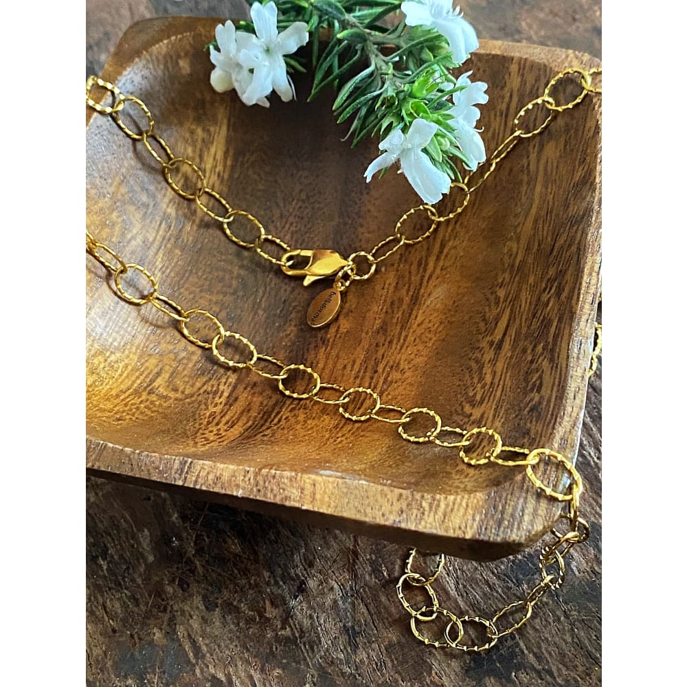 GOLD OVAL NECKLACE