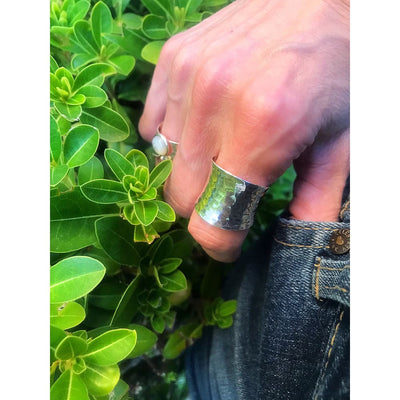 HAMMERED CIGAR RING